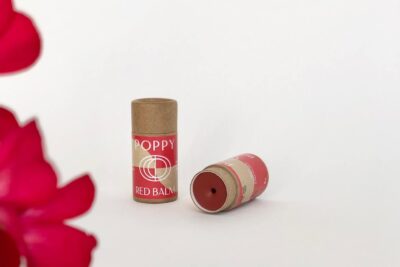 Vårt Red Lip Balm, tillverkat med naturliga ingredienser, ger dina läppar fukt och en elegant röd nyans.